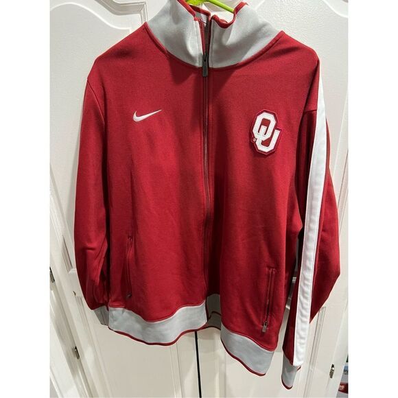 NIKE OKLAHOMA SOONERS MENS FULL ZIP TRACK JACKET (XXL) NWT MAROON RAISED LOGOS - Picture 1 of 7